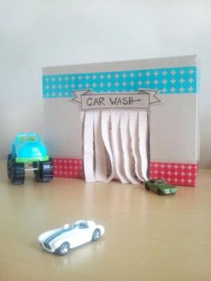 How to make a car wash for children's machines out of the box with their hands