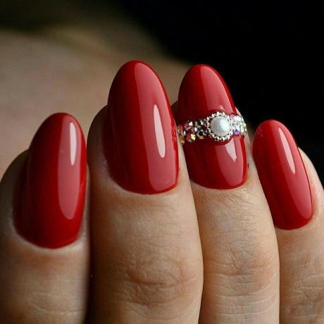 Red lacquer, decorated with rhinestones in the shape of a ring - a win-win for the holiday.