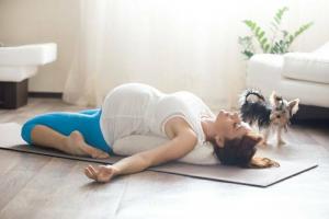 How to relieve tension from the lower back during pregnancy: 5 exercises