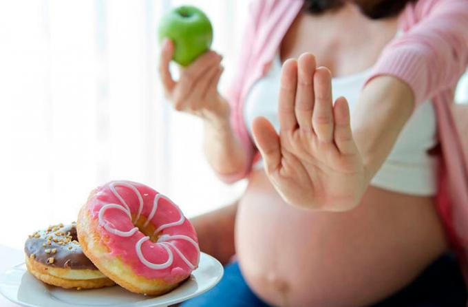 Fast food and alcohol - not all products on which is to give during pregnancy (photo source: shutterstosk.com)