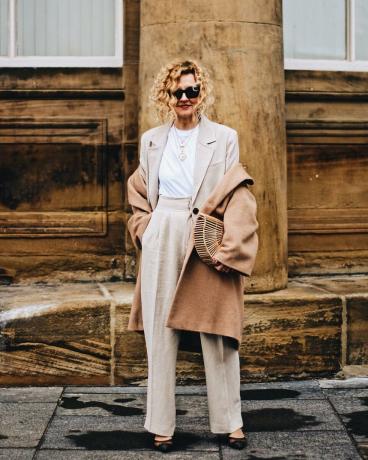 This season, the trouser suit in the trend list, a similar suit white t-shirt is perfect