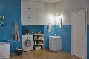 How to use and functional space in a small bathroom