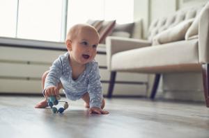 The baby crawls, but it does not go: a reason to seek emergency medical attention