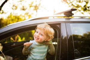 Why can not leave the children alone inside the car in summer