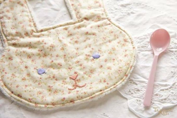 How to sew a baby bib from scrap fabric: step by step instructions
