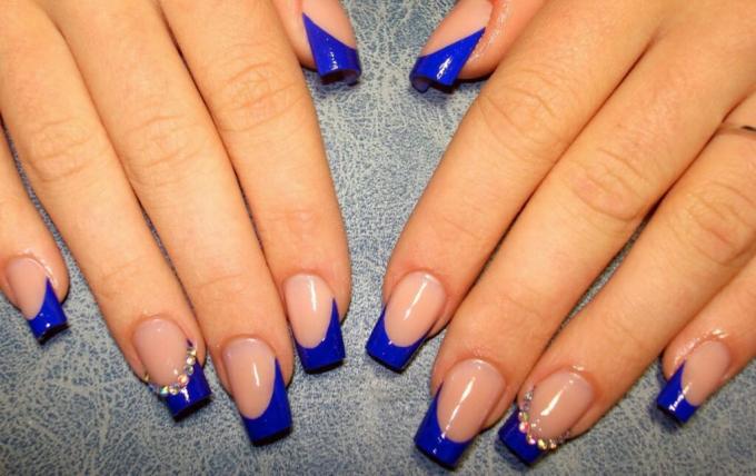 
For blue manicure with crystals you can use a variety of classic ideas: