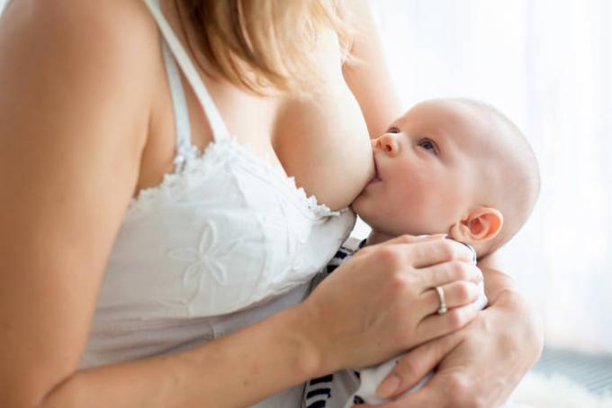 Leaking milk from the breast feeding mothers: 5 solutions to the problem