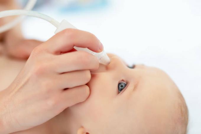 Is it possible to drip breast milk into the baby's nose: Dr. Komarovsky answers