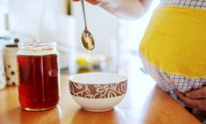 Can I eat honey during pregnancy: Pros and Cons