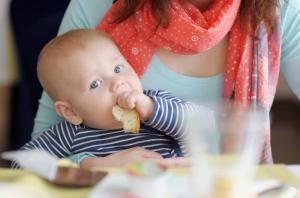 How to enter the bread in the children's diet: feeding rules
