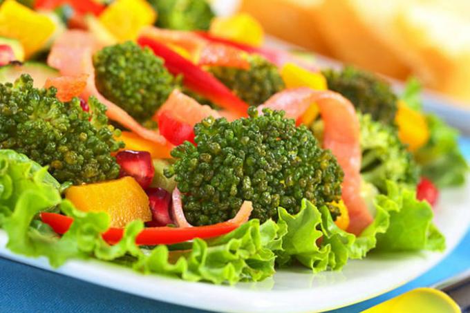 What to cook for a schoolboy for dinner: broccoli salad with bacon and mango