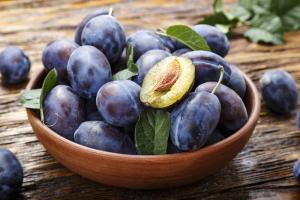 5 recipes with plums in haste: fast and helpful