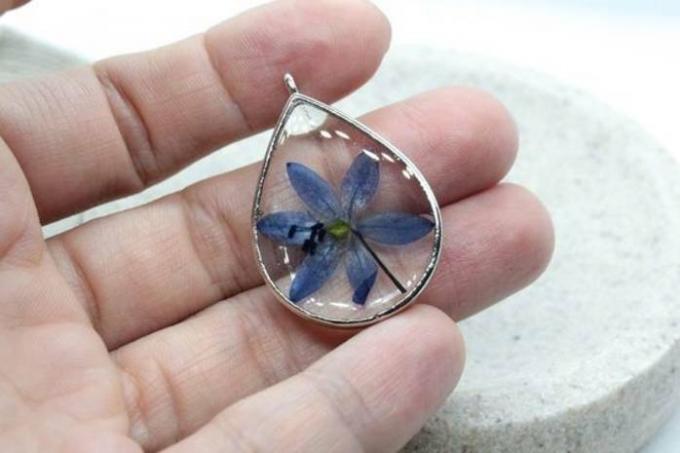 How to make an original pendant from epoxy resin: step by step instructions