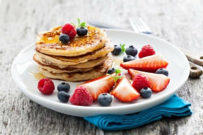 What to cook for a student for breakfast: fruit pancakes