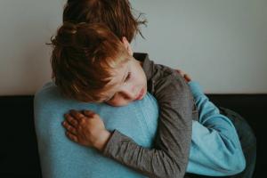 The child is afraid to stay alone in the house: 6 ways to cope with fear
