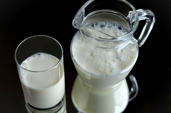 Can you drink milk before bedtime: doctors explained