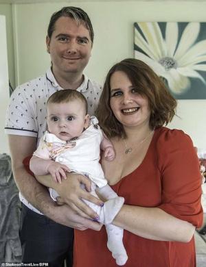 Infertile British woman found out about her pregnancy and gave birth on the same day