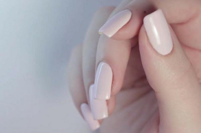 The first step is to identify the most important aspect of choosing their nail art - in 2018 the most fashionable and modern considered manicure on nails short or medium length. From oversized and wide brim is better to refuse. Thus many girls no need otraschivaniya his or building artificial marigold. 