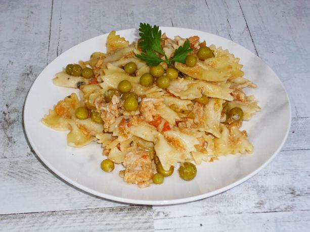 Farfalle with canned trout