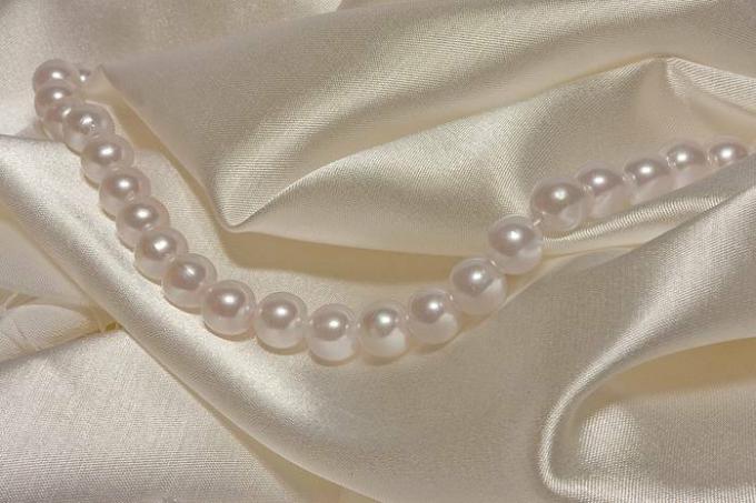 How to make an elegant pearl necklace with your own hands: step by step instructions